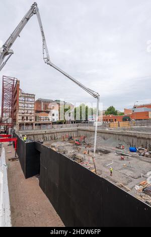 Im Rahmen der Entwicklungsstufe 2 des East End in Newcastle (Australien) liefert ein Betonpumpenwagen Beton zum unterirdischen Arbeitsort Stockfoto