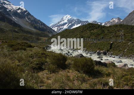 Hängebrücke auf dem Hooker Valley Track in Mount Cook National Park auf Südinsel von Neuseeland Stockfoto