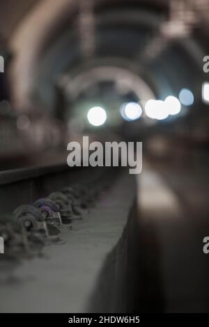 Unterirdische Anlage mit einem großen Tunnel, der tief in die Tiefe führt. Metro - U-Bahn Baustelle. Hochwertige Fotos Stockfoto