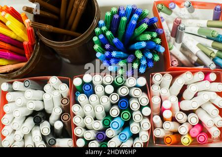 Konzept der frühkindlichen Entwicklung. Kinderspielzeug und Werkzeuge aus Holz. Lernspielzeug. Hochwertige Fotos Stockfoto