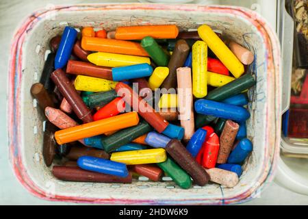 Konzept der frühkindlichen Entwicklung. Kinderspielzeug und Werkzeuge aus Holz. Lernspielzeug. Hochwertige Fotos Stockfoto