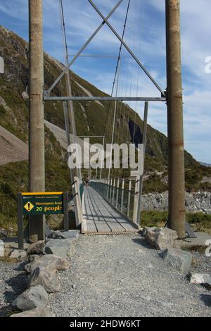 Hängebrücke auf dem Hooker Valley Track in Mount Cook National Park auf Südinsel von Neuseeland Stockfoto