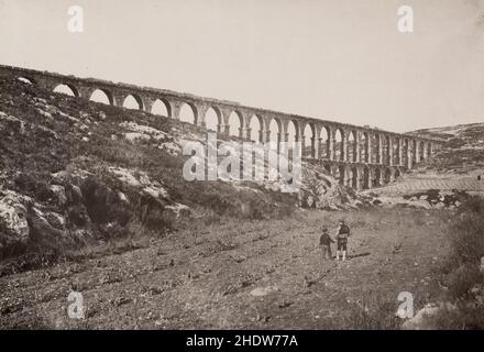 Vintage 19th Jahrhundert Foto: Ferreres Aqueduct, Pont del Diable, Tarragona, Spanien. Laurent Studio. Stockfoto