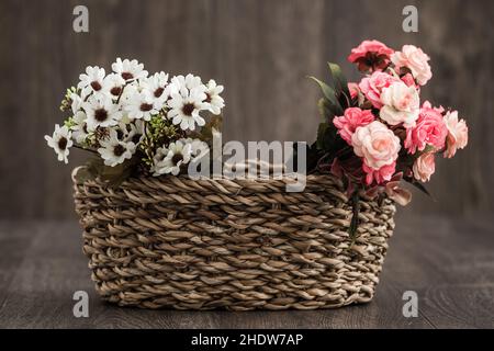 Arrangement, Stoffblumen, Weidenkorb, Arrangements, Stoffblume Stockfoto