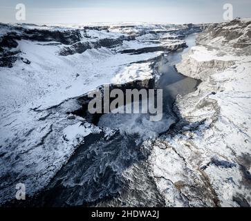 Blick von oben auf den schneebedeckten tiefen Canyon und das Wasserfallloch Stockfoto
