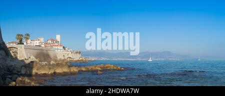 Antibes Stadt mit Alpen im Hintergrund an einem sonnigen Tag, Panorama Stockfoto