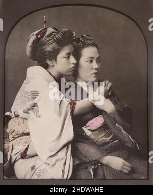 Vintage 19th Century Photograph, Japan: c.1870's Japan, von Stillfried Studio; zwei junge Frauen, intime Pose. Stockfoto