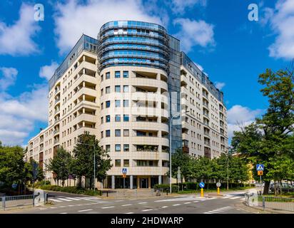 Warschau, Polen - 11. Juli 2021: Modernes prestigeträchtiges Wohnhaus an der Kazimierzowska und Rozana Straße 43 in Mokotow in Warschau Stockfoto