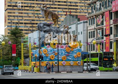 Installationen in Chinatown, die das Jahr des Tigers repräsentieren, bilden den Aufbau für das chinesische Neujahr Stockfoto