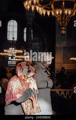 Muslimische Frauen beten in Ayasofya in Istanbul. Gebete Gesichter von Licht erleuchtet Stockfoto