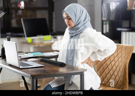 Rückenschmerzen Schlechte Haltung Frau Im Büro Sitzen Stockfoto