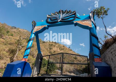 Ein sehr schönes Eingangstor eines Tempels in Indien mit einer Schlangenstatue darauf. Ein Eingangstor zum NAGA-TEMPEL in Nordindien Dehradun. Stockfoto