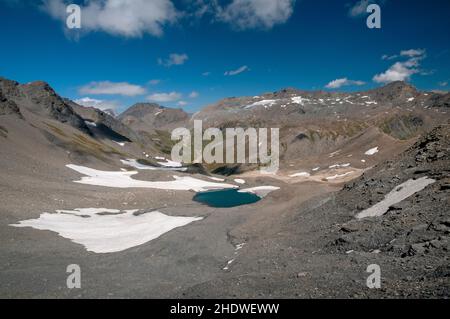 Der See des alten La Jave Gletschers mit dem Gipfel des ‘Aiguille Pers’ (3386m) und dem Gipfel des ‘Pointe du Montet’ (3428m), Vanoise National Park, Haute-Maurie Stockfoto