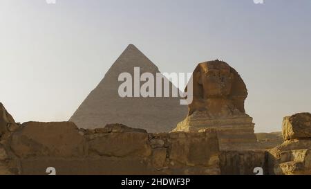 Der Spinx von Gizeh und die Cheops-Pyramide im Hintergrund Stockfoto