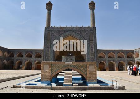 Süd-iwan des Hofes (der zur Mihrab-Kammer führt) der Jameh-Moschee von Esfahan, Iran Stockfoto