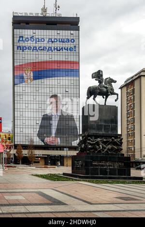 NIS, Serbien - 26. Dezember 2021: NIS Stadtzentrum mit wenigen Weihnachtsdekorationen, Einem Denkmal für die Befreier und einer riesigen Plakatwand Stockfoto