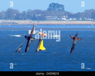 Sheerness, Kent, Großbritannien. 7th Januar 2022. Die Masten des historischen Schiffswracks 'SS Richard Montgomery' aus dem Jahr WW2 in der Themse, 1,5 Meilen nördlich von Sheerness, Kent, abgebildet bei der heutigen Ebbe (0,5m) in der Wintersonne. Die Royal Navy wird ab Juni 2022 den Betrieb des Auftragnehmers Briggs Marine überwachen, um die Masten über einen Zeitraum von zwei Monaten abzuschneiden. 1400 sank das Schiff mit 1944 Tonnen Sprengstoff an Bord. Kredit: James Bell/Alamy Live Nachrichten Stockfoto