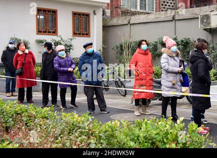 (220107) -- ZHENGZHOU, 7. Januar 2022 (Xinhua) -- Leute stellen sich für COVID-19-Tests auf einem Testgelände in Zhengzhou, der zentralchinesischen Provinz Henan, am 7. Januar 2022 an. Die Stadt Zhengzhou, die Hauptstadt der zentralchinesischen Provinz Henan, meldete am Freitag um 8 Uhr 19 neue, lokal übermittelte COVID-42 bestätigte Fälle, wie die lokalen Behörden mitgaben. Die bestätigten Fälle, die zwischen zwei und 66 Jahre alt sind, sind alle in verschiedenen Stadtteilen verstreut. Sie haben leichte Symptome und sind in einem stabilen Zustand. (Xinhua/Zhu Xiang) Stockfoto