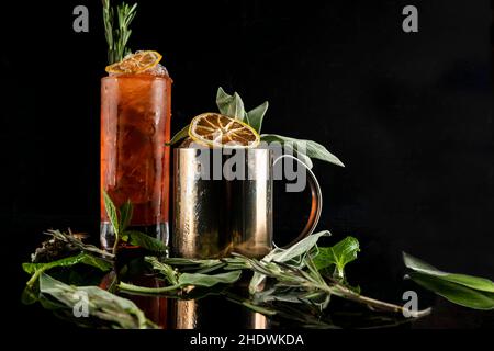 Hochwertiger Craft-Cocktail auf schwarzem Hintergrund isoliert Stockfoto