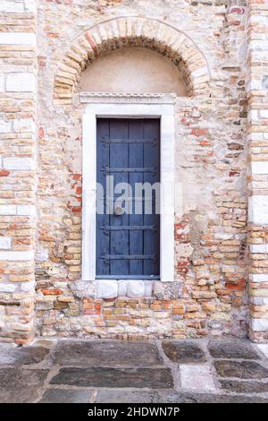 Verwittert, Steinmauer, Haustür, Weide, Steinwände, Vordertüren, Vordertür Stockfoto