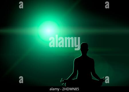 Yoga in der Lotusposition. Fantastische abstrakte farbige optische Formen als Hintergrund. Stockfoto