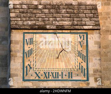 Alte Sonnenuhr an der Südwand der chichester Kathedrale West sussex Stockfoto
