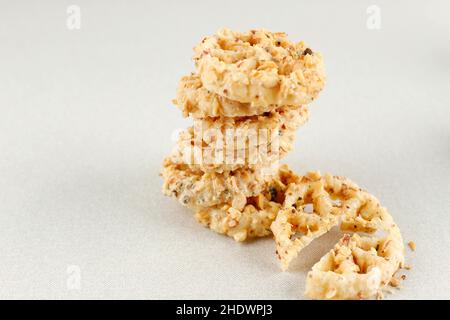 Rempeyek oder Peyek Kacang ist ein herzhafter indonesischer Javanesischer Cracker mit Blumenform, der in tiefgebratenen Bohnenkraut gebeizt ist Stockfoto