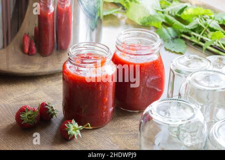 Füllung, Konservierung, Erdbeermarmelade, Abfüllung, Füllungen, Erdbeermarmelade Stockfoto