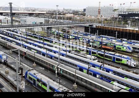 TER in Hauts de France Crossrail Station - Saint-Denis - Frankreich Stockfoto