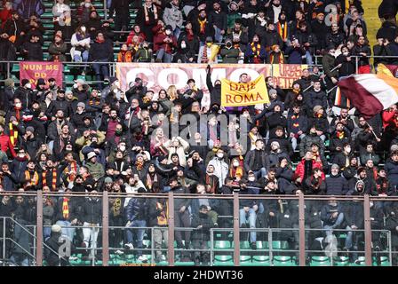 Mailand, Italien. 06th Januar 2022. MAILAND ITALIEN- Januar 6 Stadio G Meazza als Roma-Suppporters während der Serie Ein Spiel zwischen AC Mailand und AS Roma im Stadio G. Meazza am 6 2022. Januar in Mailand, Italien. Kredit: Christian Santi/Alamy Live Nachrichten Stockfoto