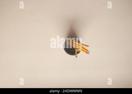 Gruppe von Farbstiften auf dem Tisch mit Kopierfläche. Stockfoto