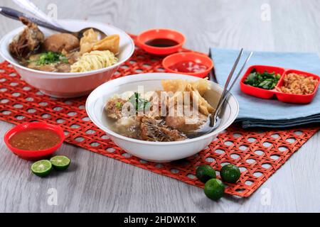 Bakso Malang Komplit, Fleischballsuppe mit verschiedenen Beilagen wie Noodle, Fried Shiumay oder Ribs. Stockfoto