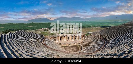 Das römische Theater von Herapolis, Pamukkale, Türkei. Das römische Theater wurde unter der Herrschaft Hadrians über einem früheren griechischen Theater rekonstruiert Stockfoto