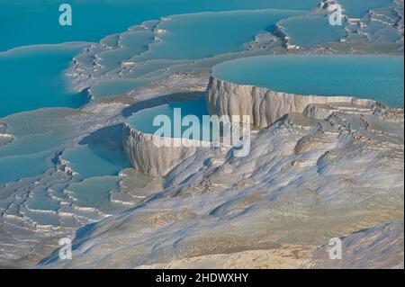 Pamukkale, (Baumwollburg) natürliche heiße Quelle Travertin Thermalmineralbecken und Terrassen, Denizli, Türkei. Pammukale, ursprünglich die griechische Stadt von Stockfoto