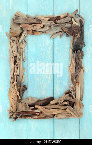 Abstraktes Treibholz rustikalen Rahmen kreative Komposition auf blauem Holz Hintergrund. Natürliche Sommer Natur künstlerische Skulptur. Platz zum Kopieren, Draufsicht, flach liegend Stockfoto