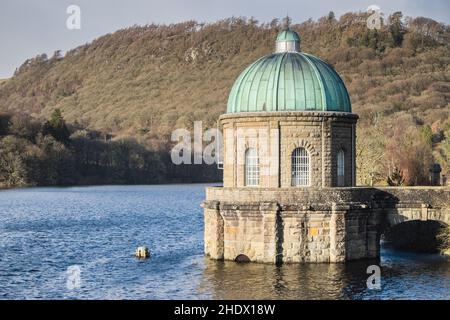 Garreg DDU Dam und Reservoir, mit dem Foel Tower, wo Trinkwasser, das nach Birmingham reist, in eine 73 Meilen Pipeline hier, bei, Elan Valley, Elan Valley Estate, im Besitz, von, DWR Cymru, Welsh Water, Westen, von, Rhayader, Powys, Mid, West Wales, Walisisch, Elan Valley, ist, 1% von Wales, deckt, an, Gebiet, von, 72, Quadrat, von Wales, und Lake District of, Meilen, Wales, bekannt, und Es gibt 6 Staudämme in der Gegend, die Stauseen schaffen, die vor hundert Jahren gebaut wurden, und,sind,ein,episches,feat,of,civil,Engineering,Fütterung in einem 73 Meilen Schwerkraft angetriebenen Aquädukt, um sauberes Wasser in die Stadt Birmingham,England zu liefern. Stockfoto