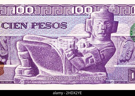 Steinfigur Chac Mool aus altem mexikanischen Geld - Pesos Stockfoto