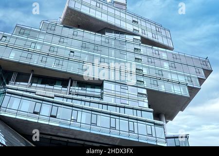 Hannover, 23. Mai 2020: Futuristisches modernes Glasverwaltungsgebäude der Bank Nord LB, Norddeutsche Staatsbank, im Zentrum von Hannover Stockfoto