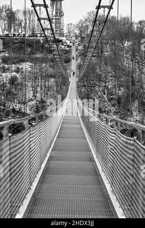 Wernigerode, Deutschland, 8. Dezember 2021: Titan RT, die längste Hängebrücke der Welt, neben dem Rappbode-Staudamm, monchrom Stockfoto