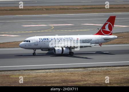 ISTANBUL, TÜRKEI - 14. AUGUST 2021: Turkish Airlines Airbus 319-132 (CN 4755) landet auf dem Flughafen Istanbul. Stockfoto