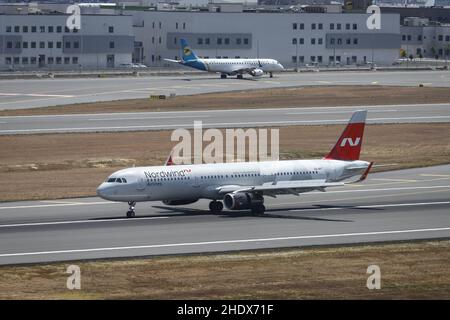 ISTANBUL, TÜRKEI - 14. AUGUST 2021: Nordwind Airlines Airbus 321-231 (CN 7674) landet auf dem Flughafen Istanbul. Stockfoto