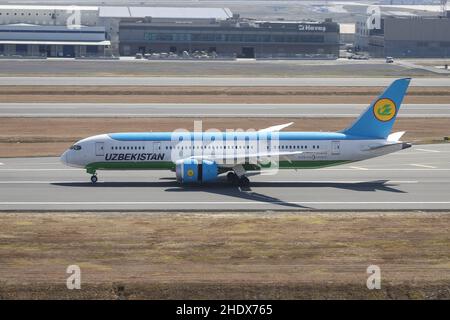 ISTANBUL, TÜRKEI - 14. AUGUST 2021: Usbekische Boeing 787-8 (CN 38364) landet auf dem Flughafen Istanbul. Stockfoto