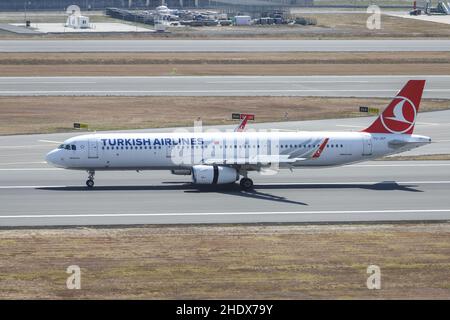 ISTANBUL, TÜRKEI - 14. AUGUST 2021: Turkish Airlines Airbus 321-231 (CN 6758) landet auf dem Flughafen Istanbul. Stockfoto