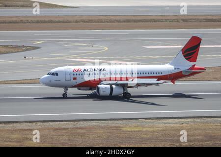 ISTANBUL, TÜRKEI - 14. AUGUST 2021: Turkish Airlines Airbus 319-132 (CN 3142) landet auf dem Flughafen Istanbul. Stockfoto