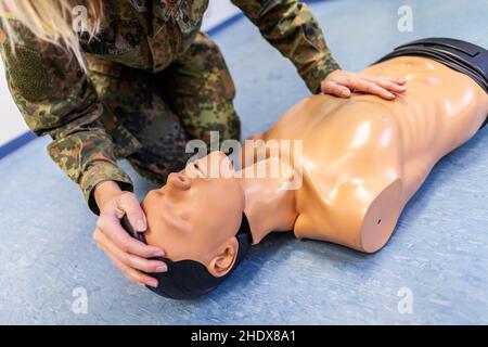 Notfallmedizin, deutsches Militär, Crashtest-Dummy, Notfallmedizin, deutsche Militärs, Truppen, Crash-Test-Dummies Stockfoto