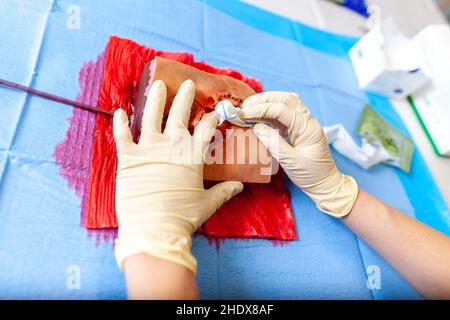 Erste Hilfe, Stoppen, Bluten, erste Hilfe Stockfoto