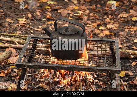 Wasserkocher auf offenem Feuer Stockfoto