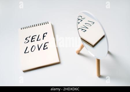 Selbstliebe, Zustand der Wertschätzung für sich selbst, körperliches, psychologisches und spirituelles Wachstum, sich um die eigenen Bedürfnisse kümmern, Wohlbefinden. Notizblock mit Text Stockfoto