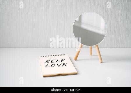 Selbstliebe, Zustand der Wertschätzung für sich selbst, körperliches, psychologisches und spirituelles Wachstum, sich um die eigenen Bedürfnisse kümmern, Wohlbefinden. Notizblock mit Text Stockfoto