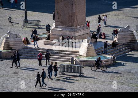 ROM, ITALIEN. 7. Januar 2022. Menschen, die den Sonnenschein rund um den Löwenbrunnen (Fontana dei Leoni) auf der Piazza del Popolo genießen, während Rom im Januar ungewöhnlich warme Temperaturen erlebt, die voraussichtlich 14celsius erreichen werden. Kredit: amer ghazzal/Alamy Live Nachrichten Stockfoto